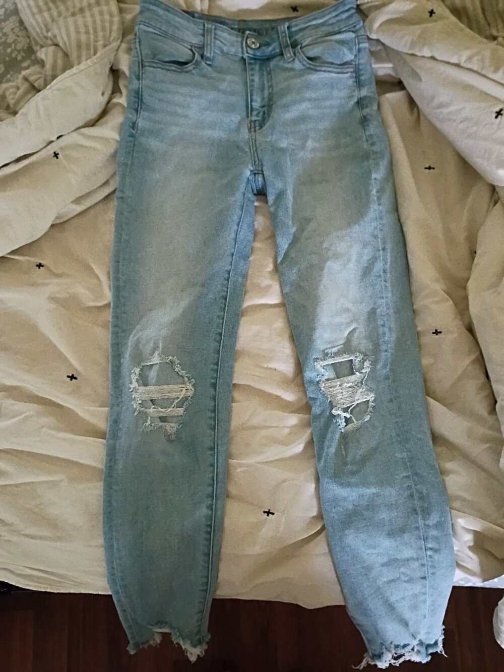 American eagle ripped knee frayed hem skinny jeans